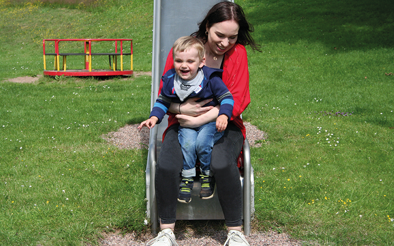 Lisa und Jonah beim runter rutschen der Spielplatzrutsche.